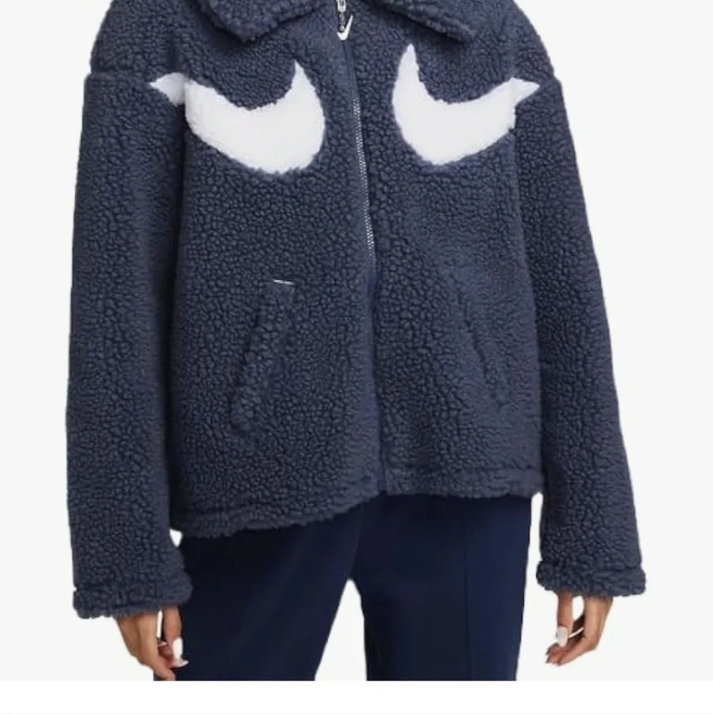 Nike Black and White Puffer Jacket with Cozy Hood and Iconic Logo - Picture 5 of 6